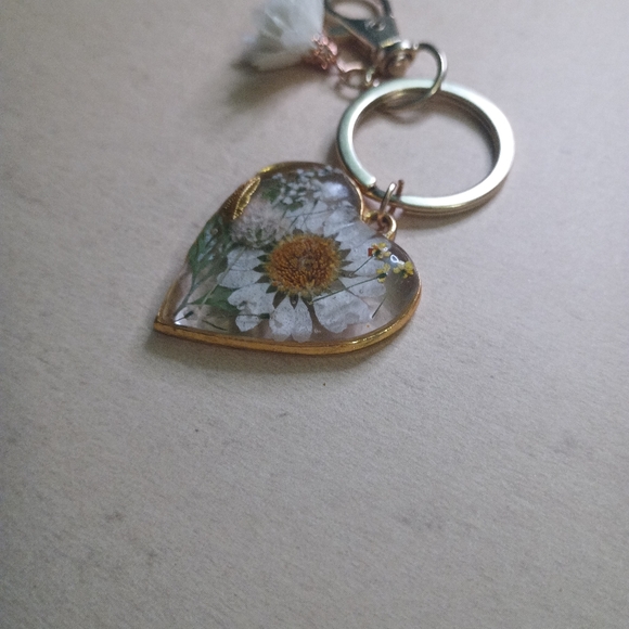 New- Dried Flower Heart Keychain - Picture 3 of 5